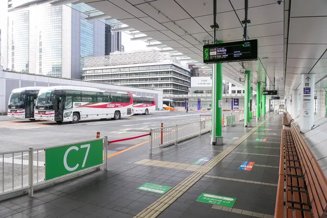 Highway coaches at bus bays with green pillars at Busta Shinjuku