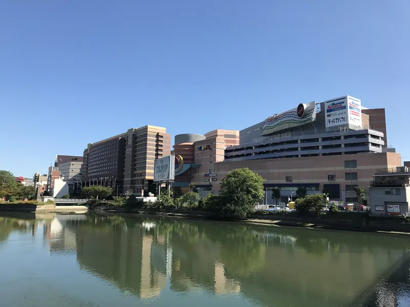 Canal City Hakata in Fukuoka, seen across the water from Nadanokawa Bridge