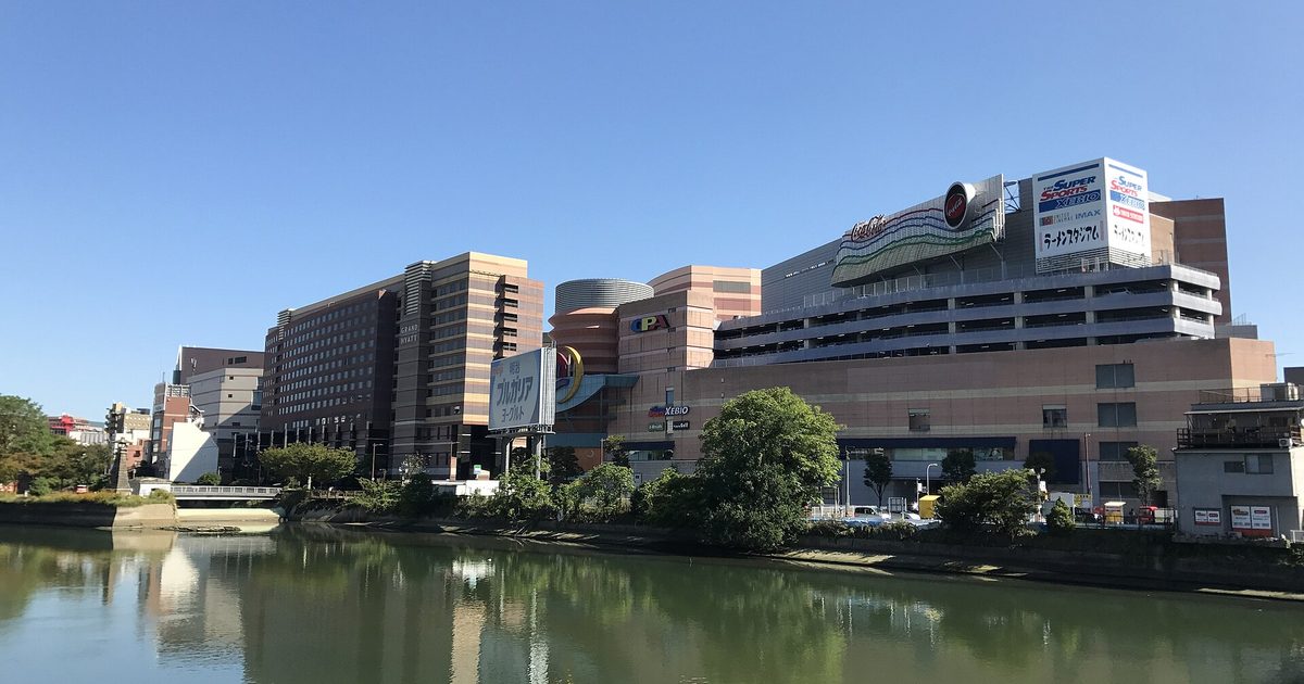 Canal City Hakata in Fukuoka, seen across the water from Nadanokawa Bridge