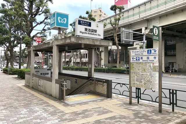 Photo: Tokyo-Good This photo was taken with iPhone 7 (CC BY-SA 4.0) Exit 2 of Higashi-Ikebukuro Station, a covered stairway down to the Yurakucho Line beside a street map board