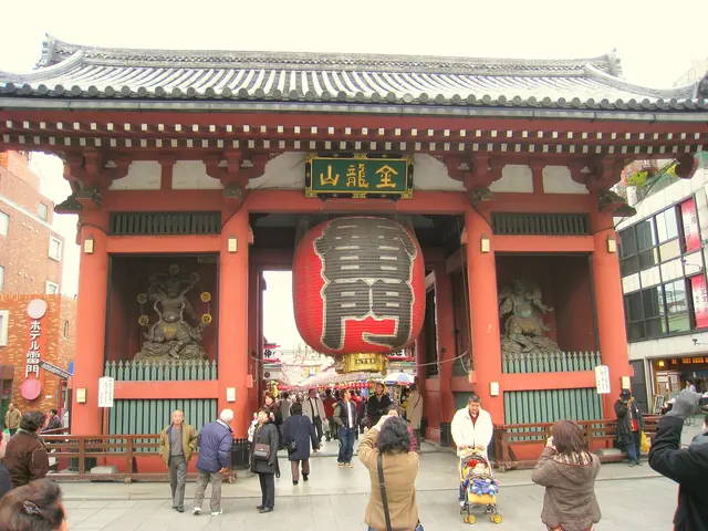 Photo: Daderot (Public domain) The Kaminarimon gate with its giant red lantern and visitors in front