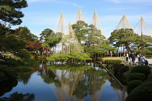 Photo: 663highland (CC BY 2.5) Pine trees with rope yukitsuri cones reflected in a pond