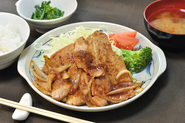 Photo: Ocdp (CC0) Ginger pork with shredded cabbage, tomato and broccoli, served with rice, miso soup and greens